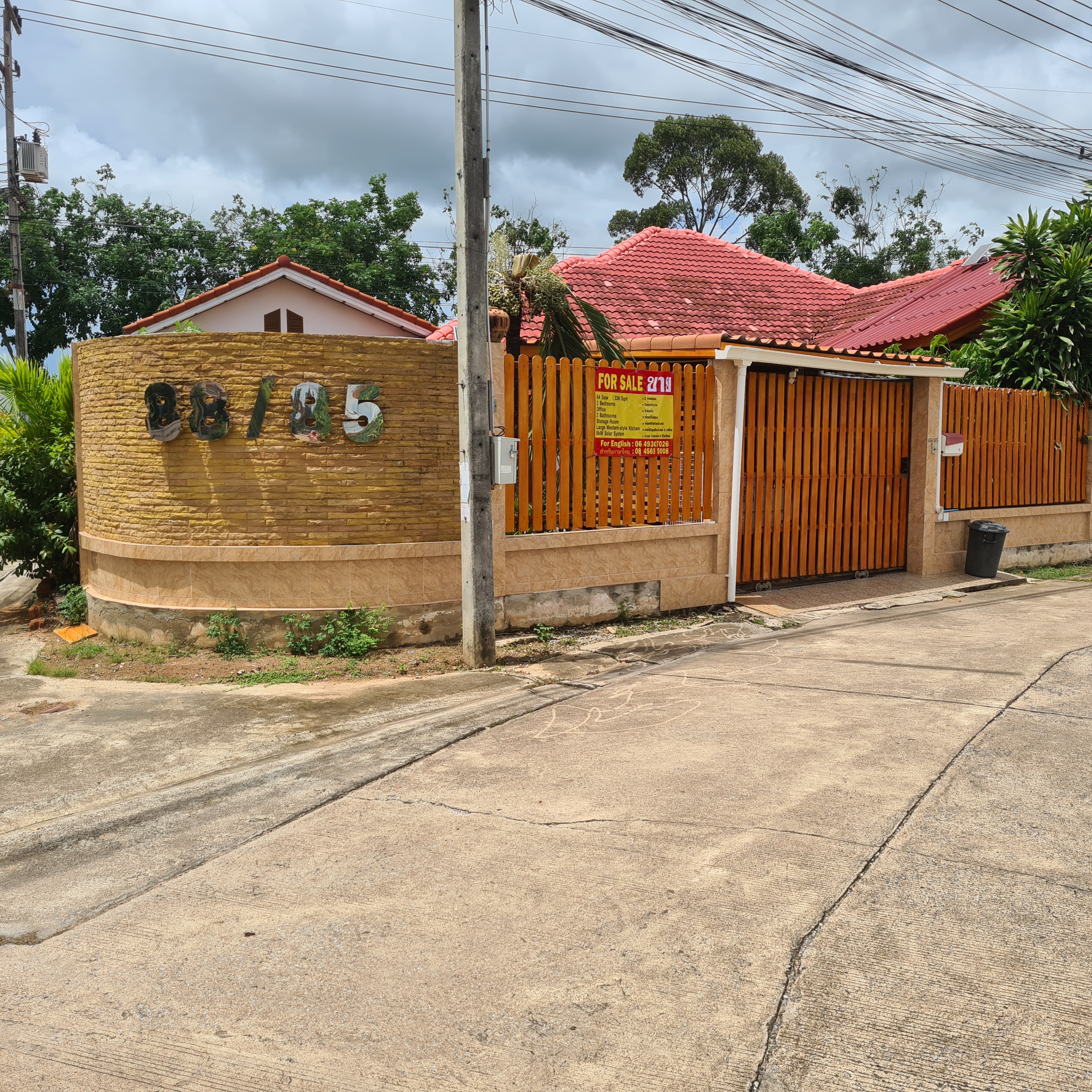 ภายนอกบ้านพร้อมการจัดสวน