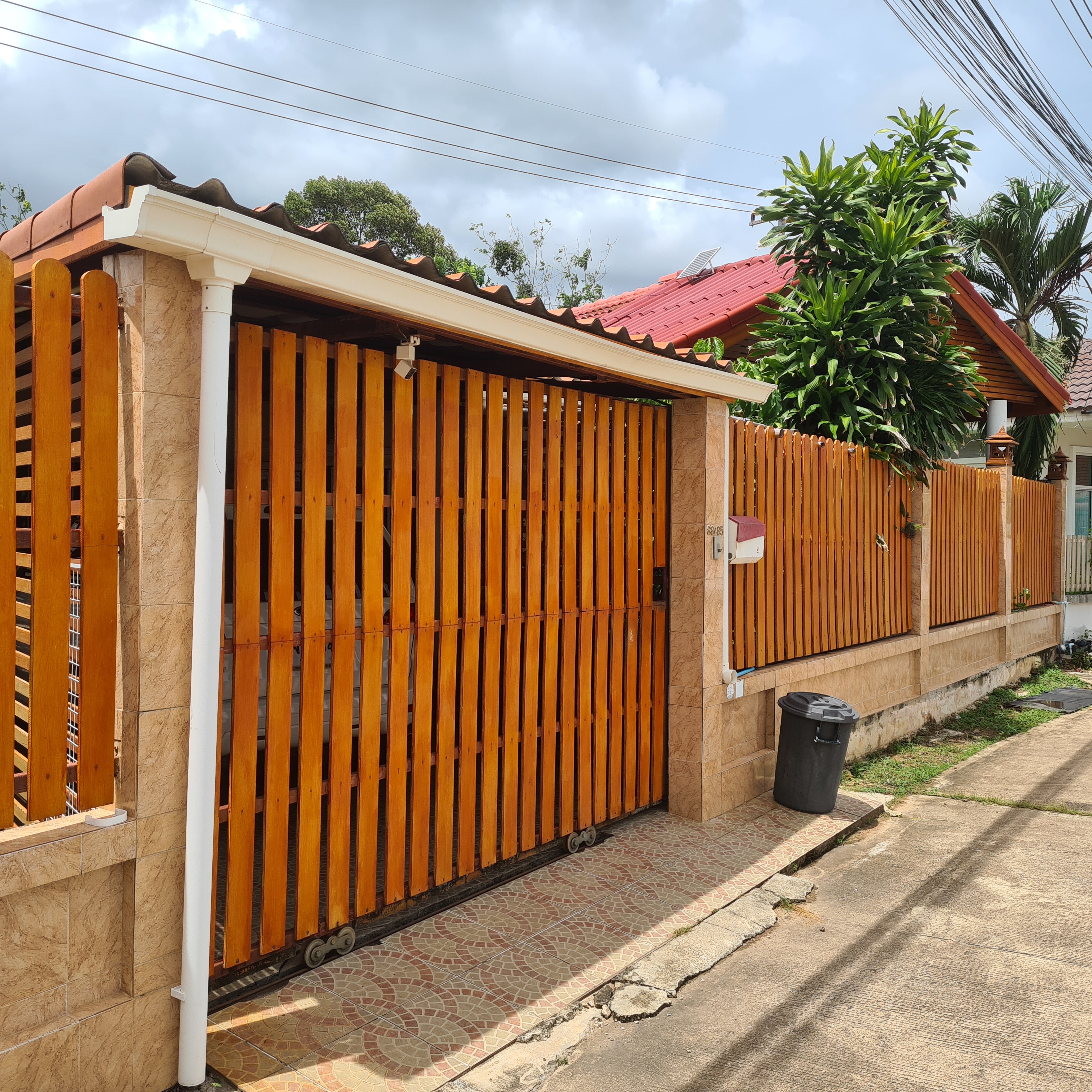 ด้านหน้าบ้านในหมู่บ้านกู๊นสุข 1 บางเสร่