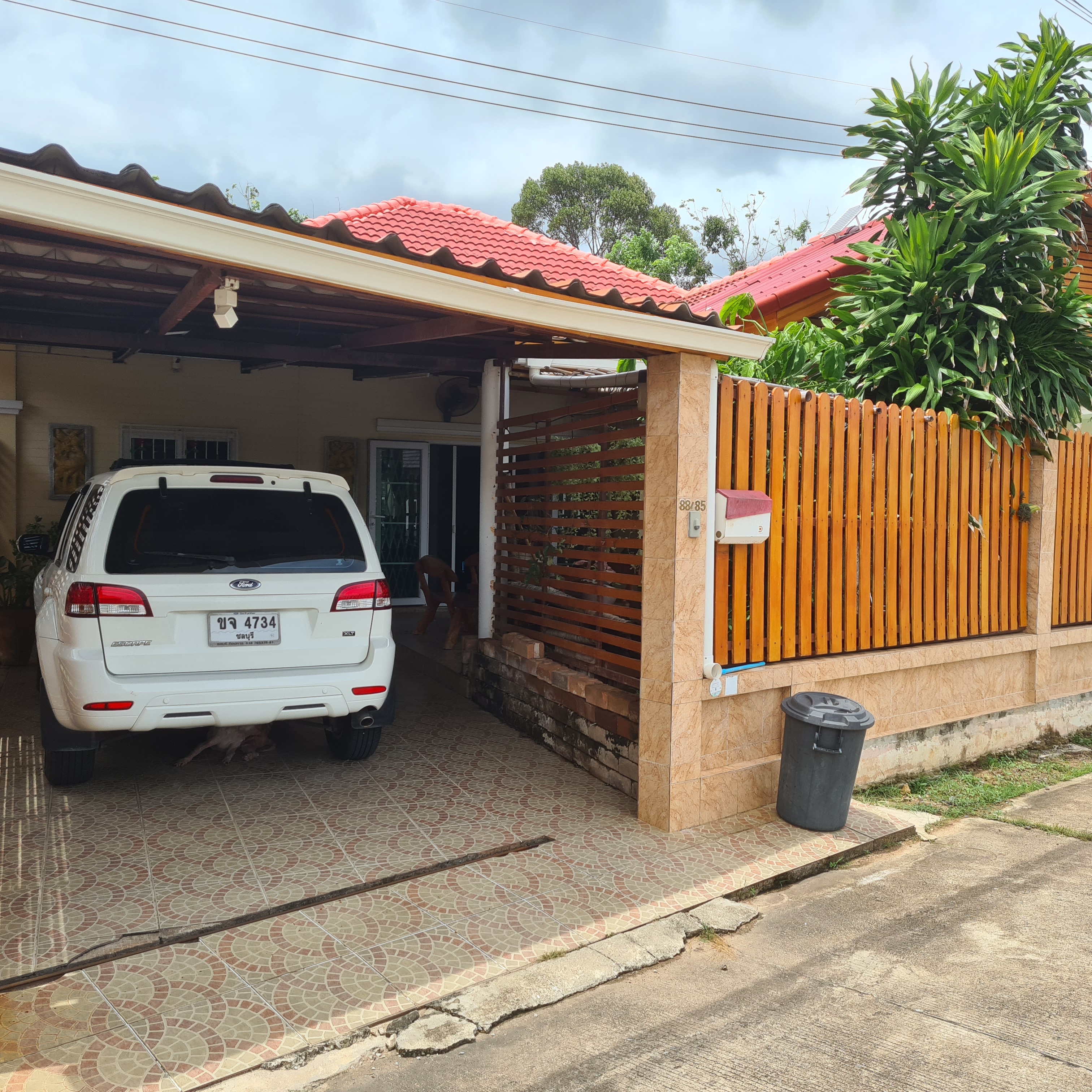 สวนหน้าบ้านและทางเข้าบ้าน