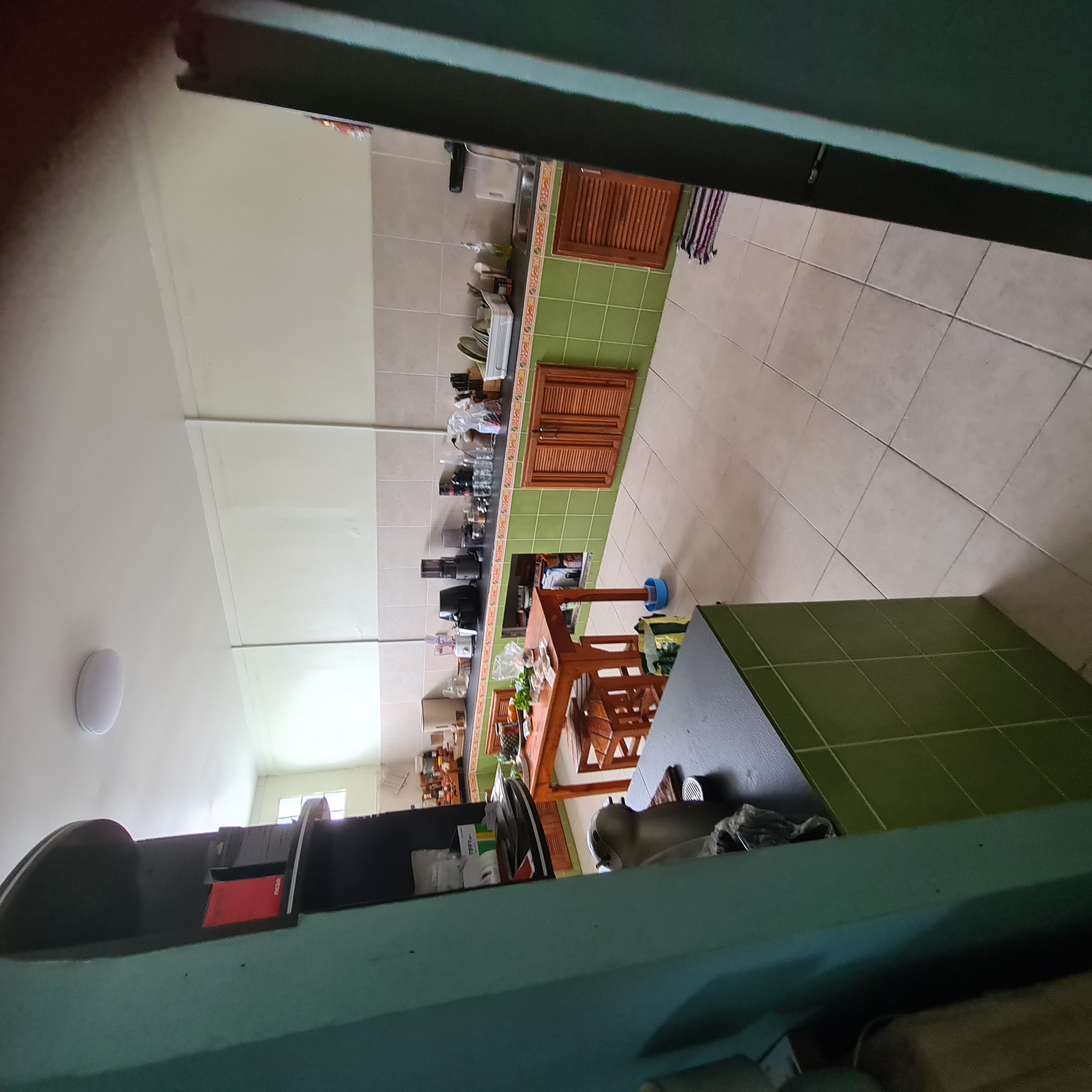 ห้องครัวแบบตะวันตกขนาดใหญ่พร้อมเกาะกลาง