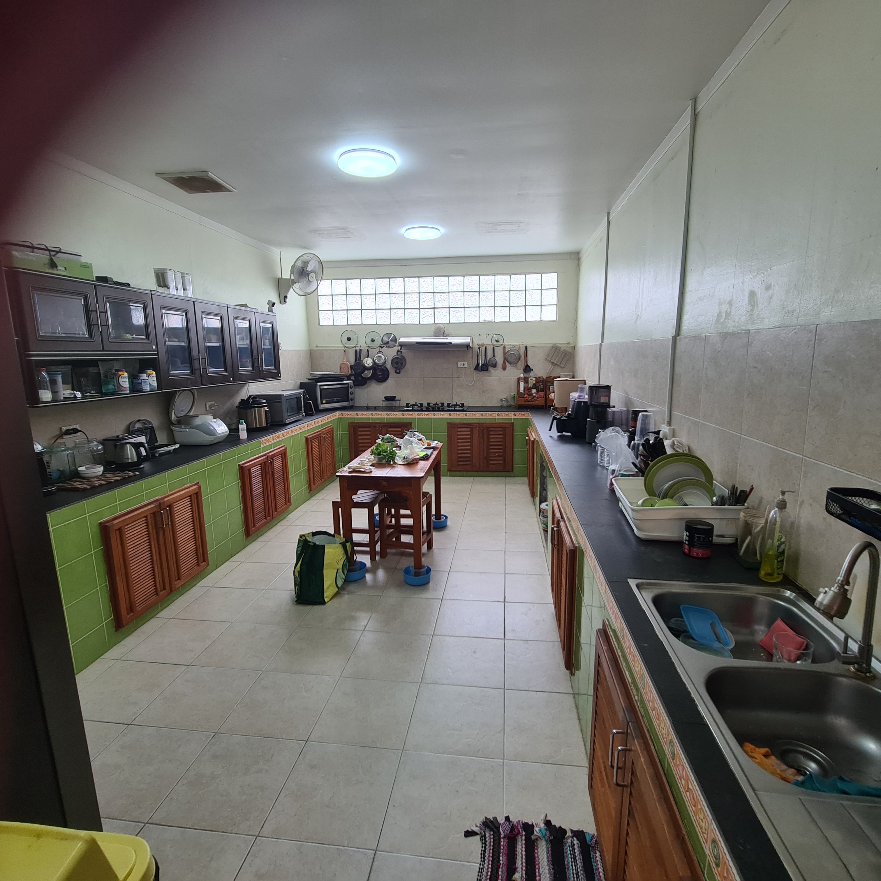 เคาน์เตอร์ครัวพร้อมเครื่องใช้ไฟฟ้า