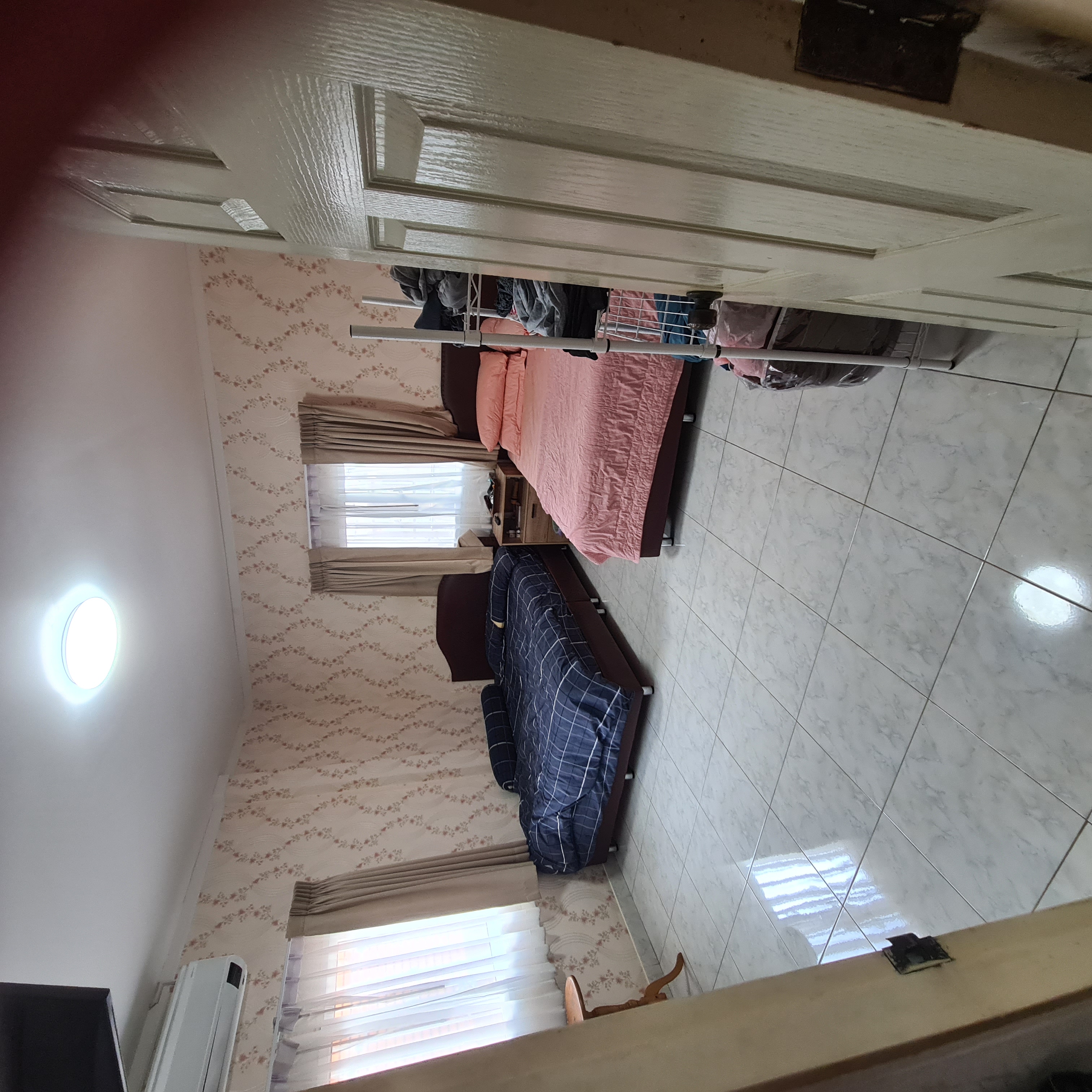 ห้องนอนหลักพร้อมเตียงขนาดใหญ่และเครื่องปรับอากาศ