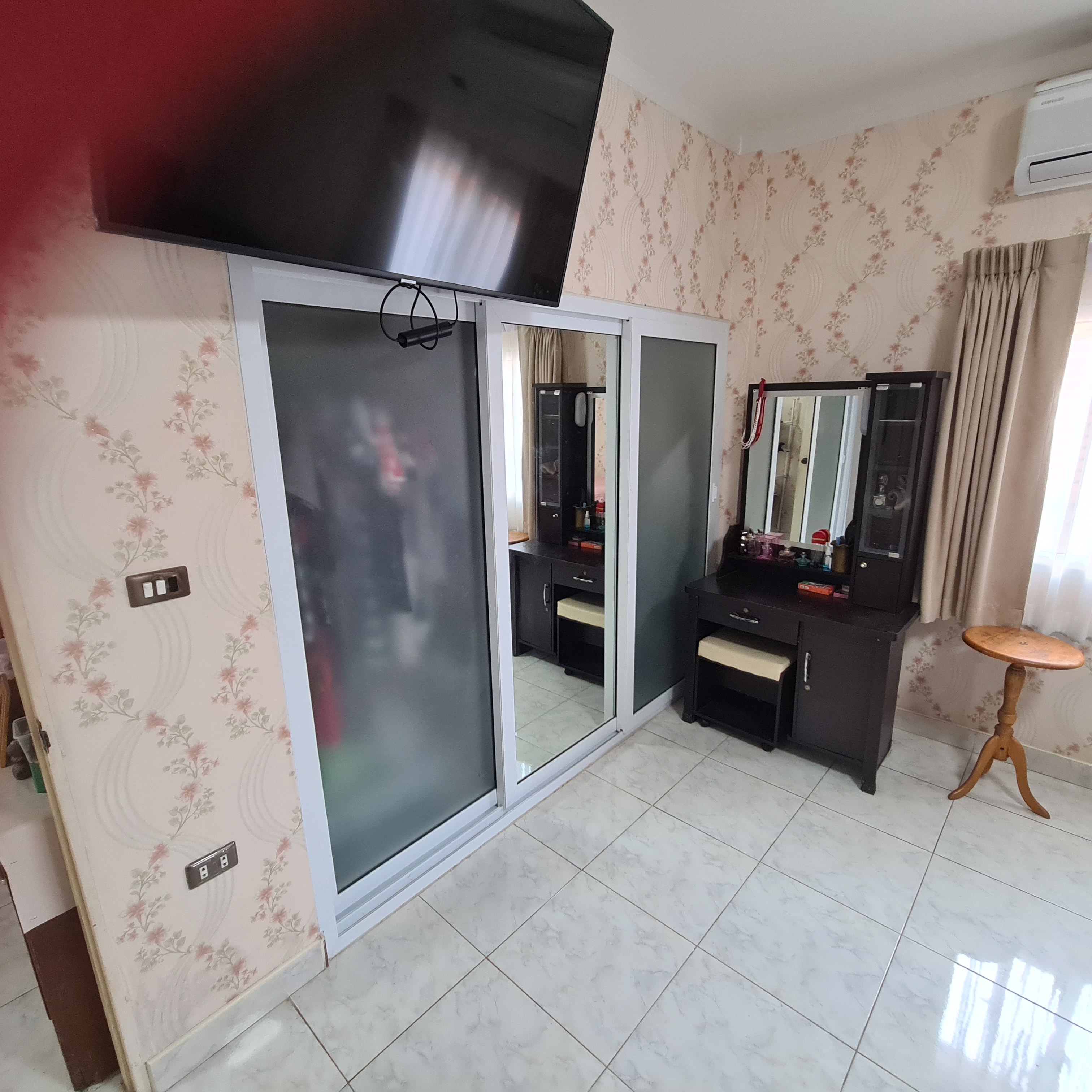 ห้องนอนหลักพร้อมม่านและการตกแต่ง