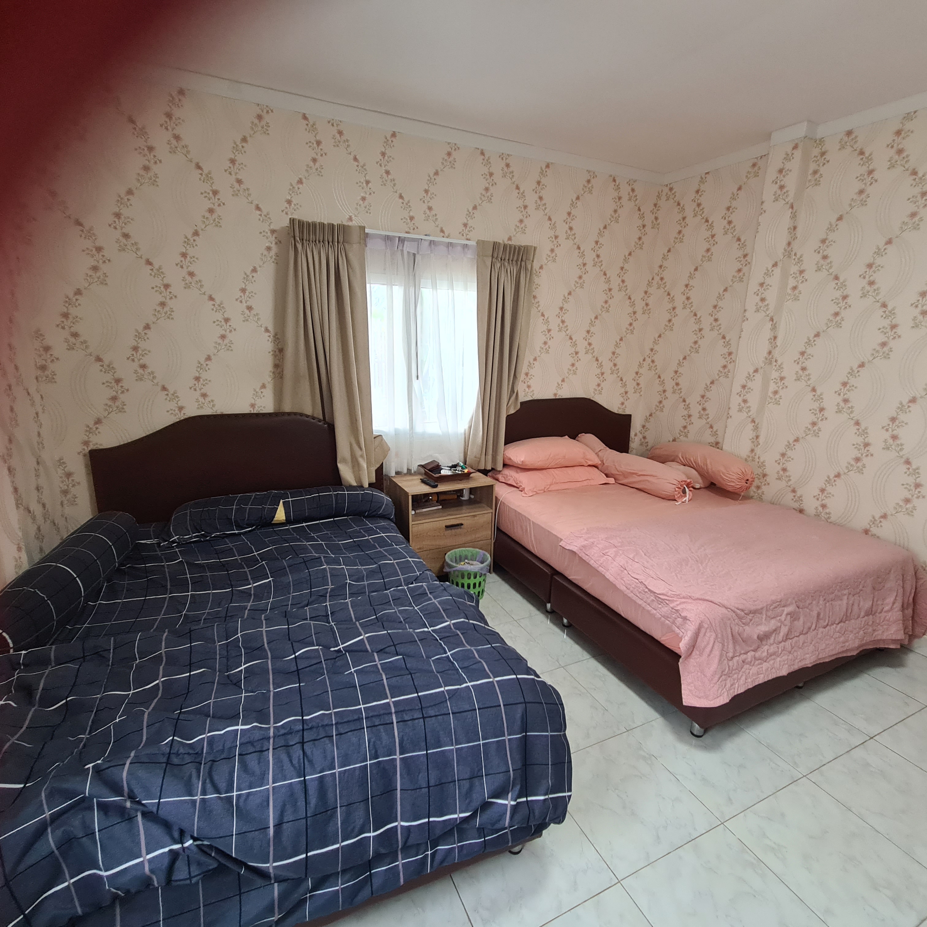 ห้องนอนหลักพร้อมเครื่องปรับอากาศซัมซุง